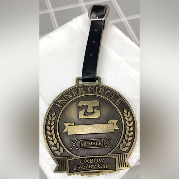 Golf Bag Tag Oxbow Country Club Inner Circle Antiqued Brass Metal NOS Oxbow, ND - Picture 1 of 3